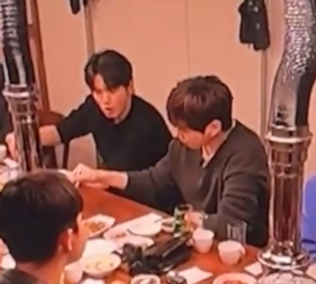 เนียลองนั่งข้างกันในรอบ 2000 ปี? กินข้าวกับอะไรก็ไม่อร่อยเท่ากินกับคนเก่าอะเนอะ ผมยอมเลย