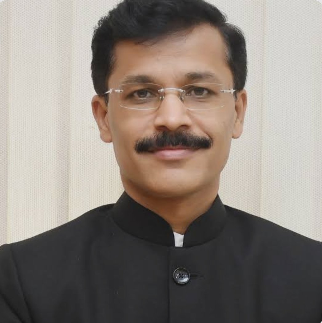 क्या आप जानते है भारत के अब तक के सबसे खराब IAS अधिकारी ❔

इनका नाम है तुकाराम मुंढे जिनका जन्म 3 जून 1975 हुआ ! और ये महाराष्ट्र कैडर के IAS अधिकारी है ! 

तुकाराम मुंढे इतने खराब IAS अधिकारी है की इन्हें कोई भी नेता या डिपार्टमेंट 10 महीने से ज़्याद नहीं झेल पाता !

IAS