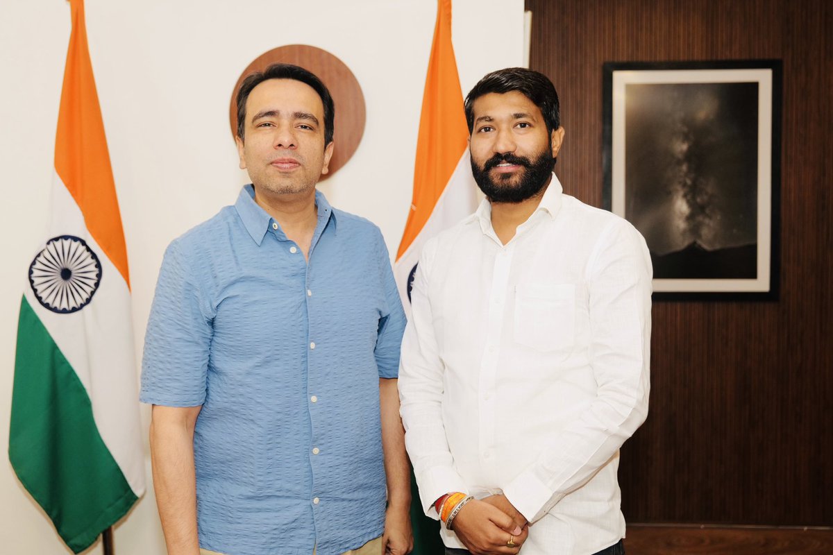 आज नई दिल्ली 25 तुगलक रोड पर अपने नेता रालोद अध्यक्ष केंद्रीय मंत्री भारत सरकार आदरणीय चौधरी जयन्त सिंह जी से एक सुखद मुलाक़ात और आशीर्वाद लिया 
<a href="/jayantrld/">Jayant Singh</a> <a href="/RLDparty/">Rashtriya Lok Dal</a> <a href="/rldbrajkshetr/">राष्ट्रीय लोकदल ब्रजक्षेत्र (उ०प्र०)</a> <a href="/TeamRld_/">TEAM RLD</a> <a href="/Yuva_RLD/">Yuva Rashtriya LokDal</a>