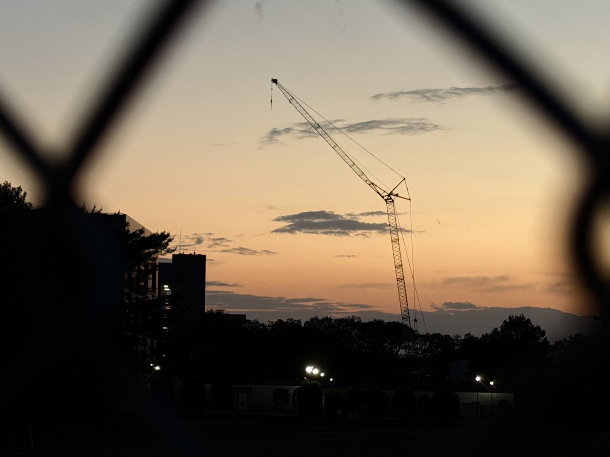 4月20日
随分と日が長くなりました
18:30でまだ明るい
春分すぎると一気に長くなるな、と感じます

米軍基地から理研越しに見える巨大クレーン、どこのものかはわかりません

#イマソラ #在日米軍和光電波送信所 #夕景 #夕焼け