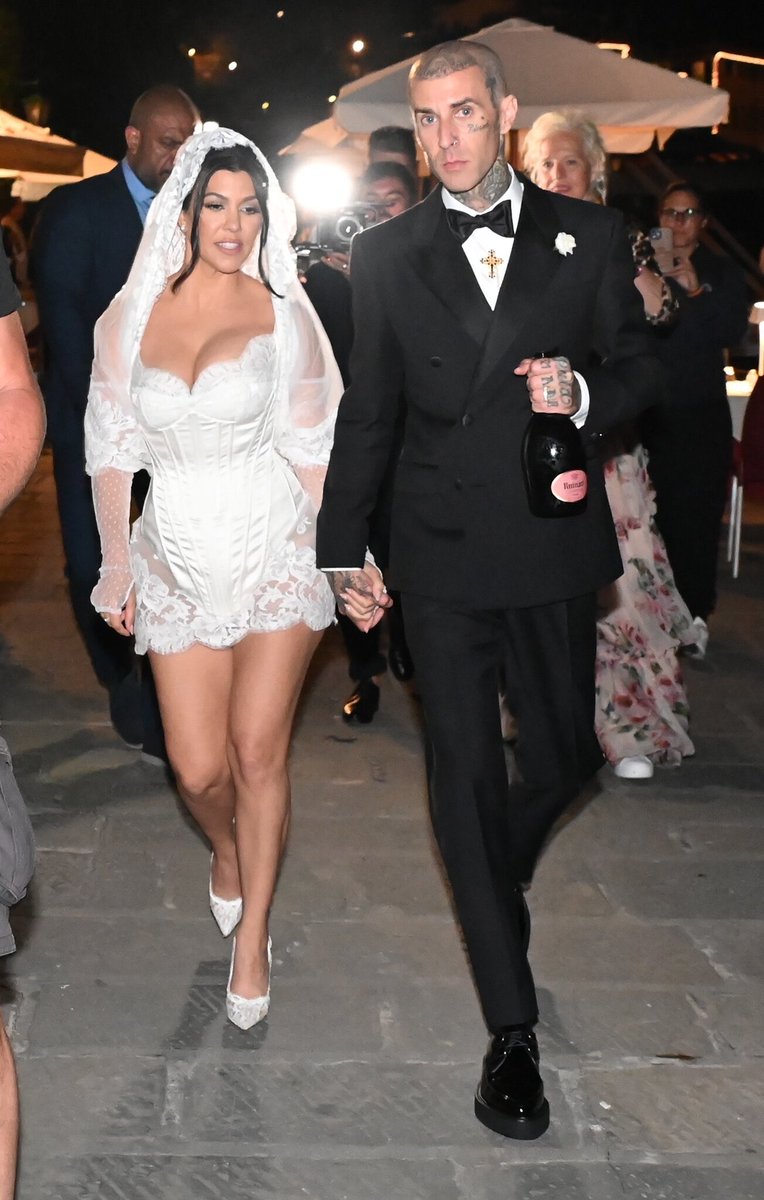 Bulvarpress's tweet photo. Müzisyen Travis Barker, Kourtney Kardashian'ın ayağıyla fotoğraf paylaştı. https://t.co/ewTd9ccrfE