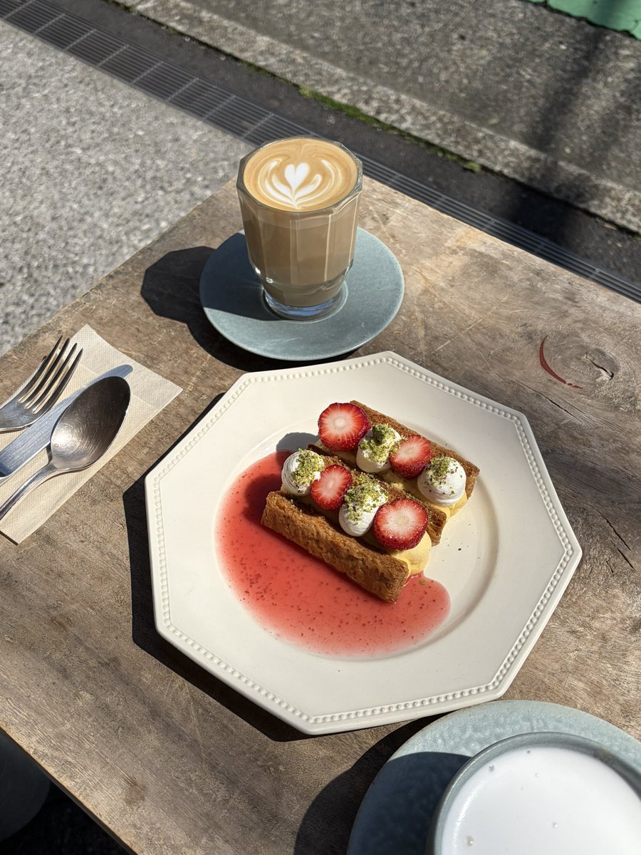 kana1013ootd's tweet photo. 美しすぎる見た目のナポレオンパイを食べた、、最高
📍ONIBUS COFFEE 自由が丘店 https://t.co/BH2KQ2VBZ5