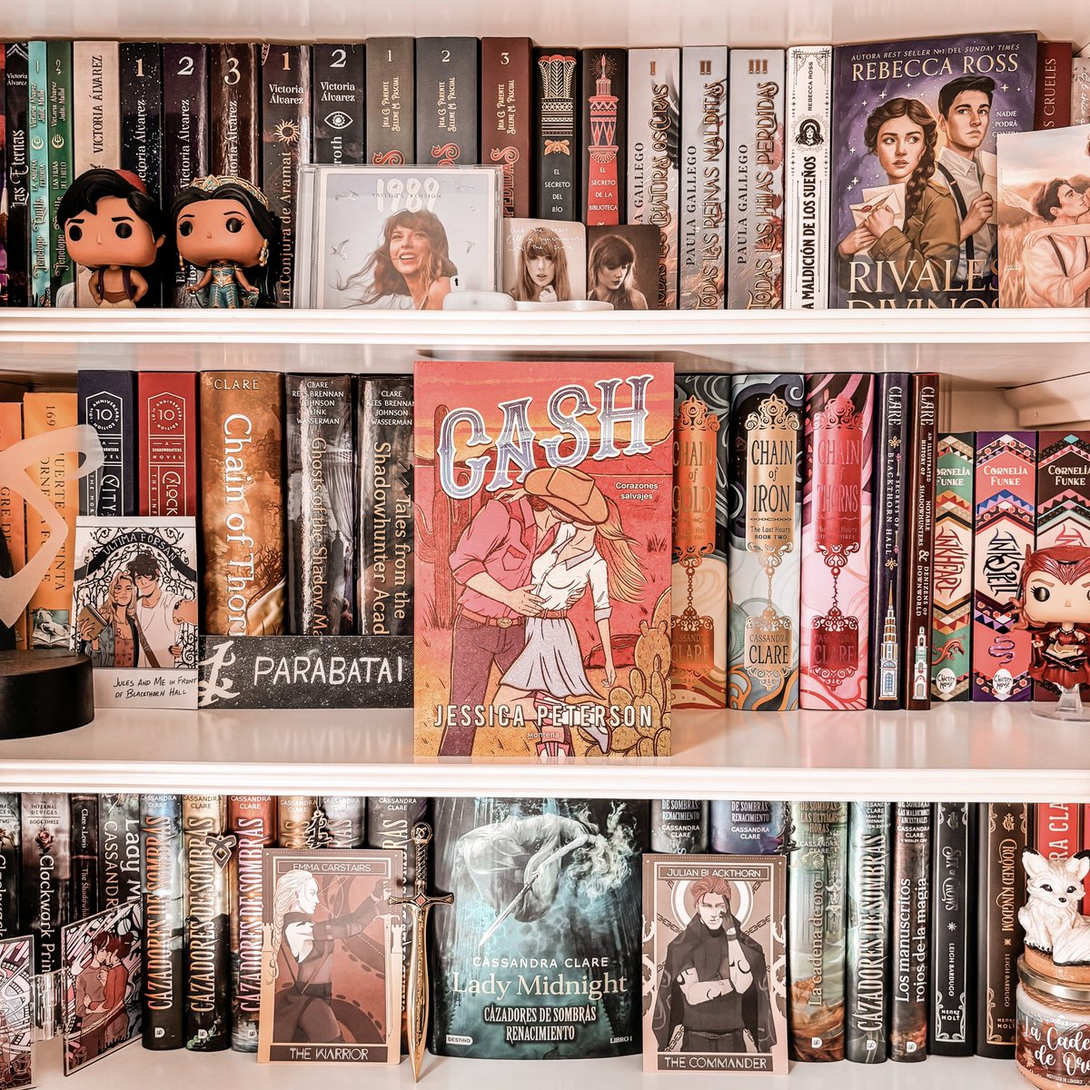 UniversoDSilvia's tweet image. #MiniReseña #Cash 

🐎 Un libro de cowboys que devoras en nada de tiempo 
✨Una historia divertida pero profunda donde los personajes descubren mucho de sí mismo y del otro 
💖Un desenlace romántico algo precipitado 
🌇Te deja con ganas de leer más de los otros hermanos