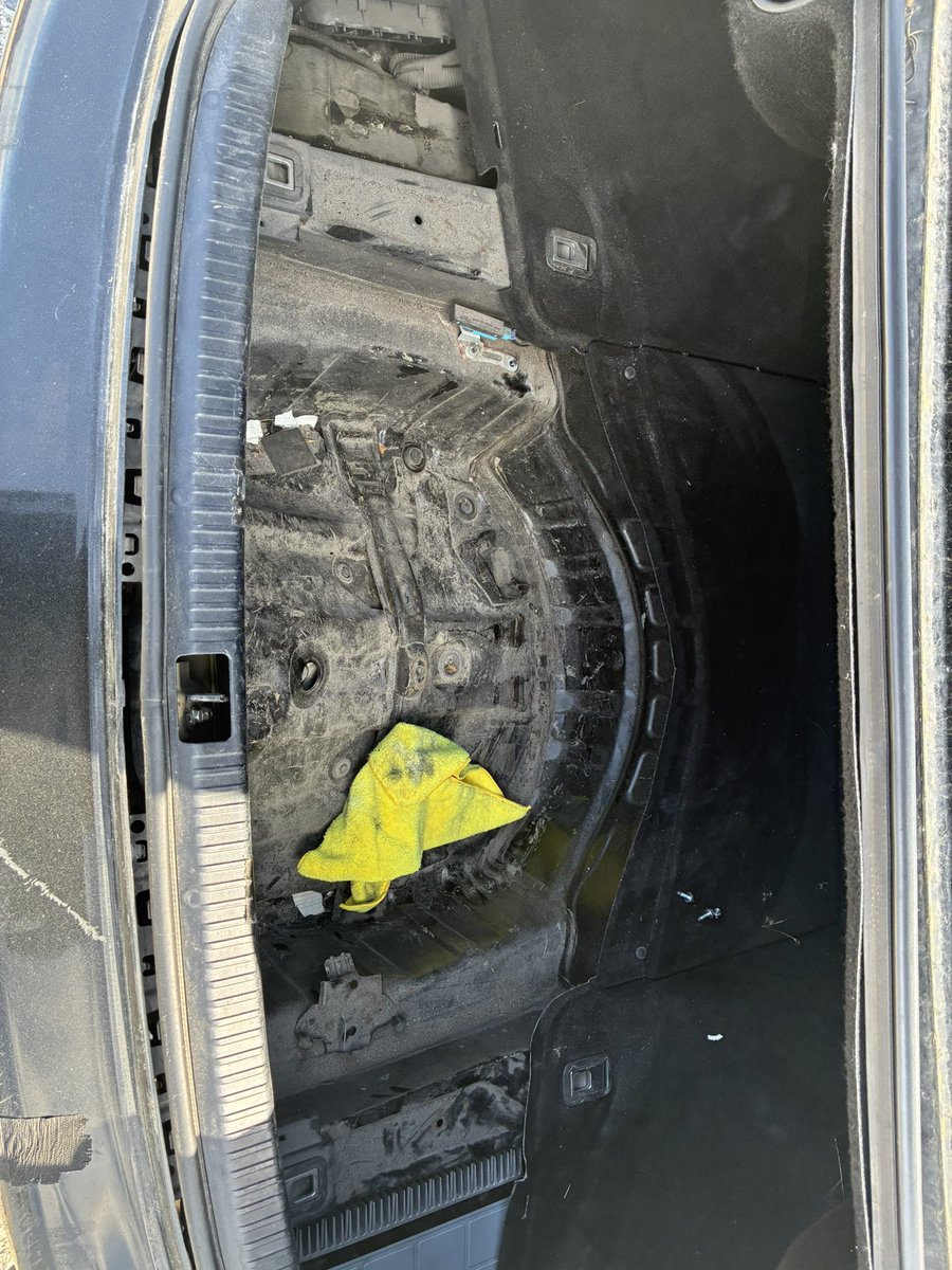 レクサスIS250売ります。
バージョンL サンルーフ付 
修復歴なしのお車
車高調 マフラー デフロック等
チェックランプみたいなやつ全部点灯
スピードメーター不動
エアコンめちゃ効きます。
シートとホイール無しで35万

誰でもドリフト出来ます

シートレールはあげます。
純正シートは捨てました。