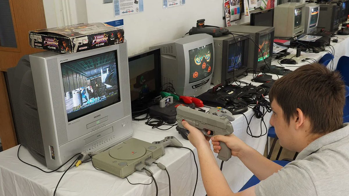 RetroBarcelona's tweet photo. Algunos os estabais preguntando si este año tendríamos zona dedicada a los microordenadores y hoy tenemos la primera confirmación.

¡La Comunidad de Amigos y Usuarios de Amstrad es parte de #Retrobarcelona2026!
Ofrecen soporte y reparación de ordenadores a usuarios del sistema Amstrad CPC de manera completamente altruista. Además, apoyan todas la iniciativas relacionadas con el desarrollo de nuevo hardware y software, así como cualquier otro material que incentive dicha afición. 

@auamstrad es una referencia para los usuarios de ordenadores de dicha marca, y no podían faltar al evento.

————————————-

Alguns us estàveu preguntant si aquest any tindríem zona dedicada als microordinadors i avui tenim la primera confirmació.

La Comunitat d'Amics i Usuaris d'Amstrad és part de #Retrobarcelona2026!
Ofereixen suport i reparació d'ordinadors a usuaris del sistema Amstrad CPC de manera completament altruista. A més, donen suport a totes les iniciatives relacionades amb el desenvolupament de nou maquinari i programari, així com qualsevol altre material que impulsi aquesta afició. 

@auamstrad és una referència per als usuaris d'ordinadors de la marca, i no podria faltar a l'esdeveniment.