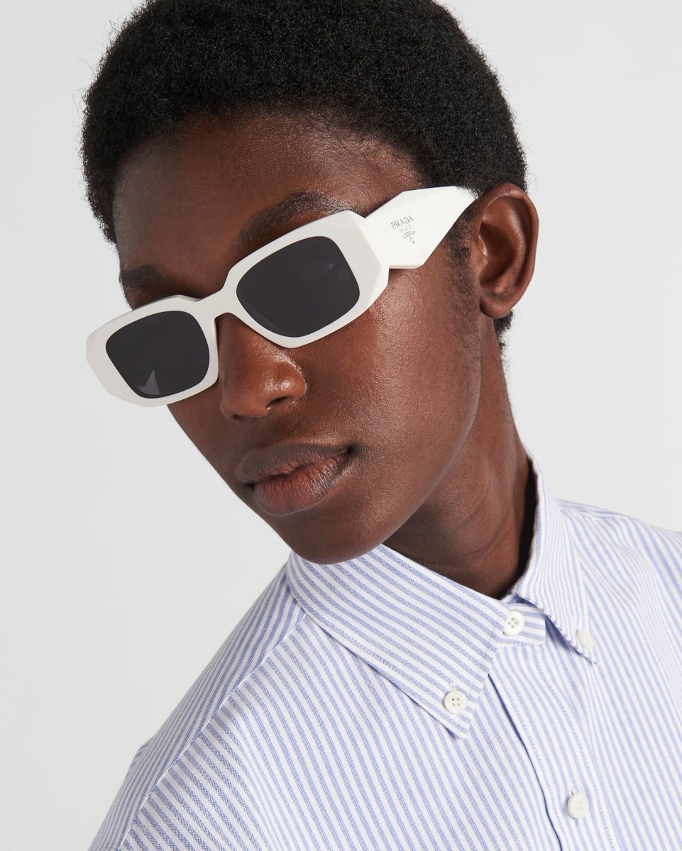 ConGafasDeSol's tweet image. El blanco nunca es simple.

Las gafas de Prada demuestran que la elegancia está en los detalles y en cómo decides llevarlos.

Menos color. Más presencia 🤍🕶️

#gafasdesol #prada #style #classic #cgds