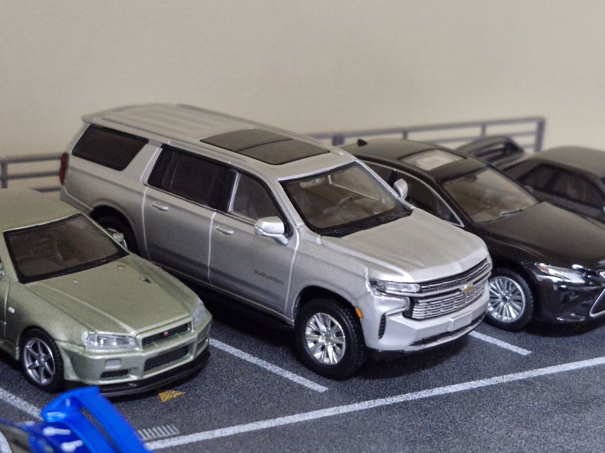 Ookura_YukinoV's tweet photo. Masdi 2023年式シボレー・サバーバン🚙
カラーはシルバーで、サイズも大きくてかっこいいSUVモデルですね✨✨
#MASDI
#Chevrolet https://t.co/lpoB5LWApr