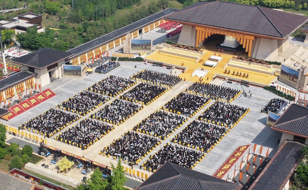 ihenan_'s tweet photo. 📸Highlights of the Yellow Emperor Worship Ceremony 2026
Chinese people at home and abroad gathered together at the birthplace of the #YellowEmperor in #Xinzheng, Central China's #Henan province, on Sunday, sharing cultural identity among all Chinese people. Dating back to the Spring and Autumn Period (770–476 BC), the ritual carries on a tradition spanning more than 2,500 years.
#travel #ChinaTravel #culture #ChineseCulture #WorshipYellowEmperor2026 #Zhengzhou #photography #photo #摄影 #写真 #黄帝故里拜祖大典