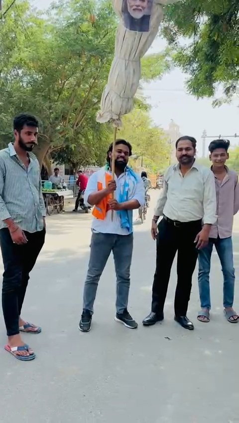 realchhatravadi's tweet image. अनिकेत मिश्रा नामक युवक ने देश के प्रधानमंत्री का पुतला फूँक कर अपनी फोटो सोशल मीडिया पर साझा की है। यह कृत्य बेहद निंदनीय है और शांति भंग करने वाला है। @Uppolice और @kanpurnagarpol से निवेदन है कि इस मामले की जांच कर उचित कानूनी कार्रवाई करें। 
@dgpup @igrangekanpur @PMOIndia
