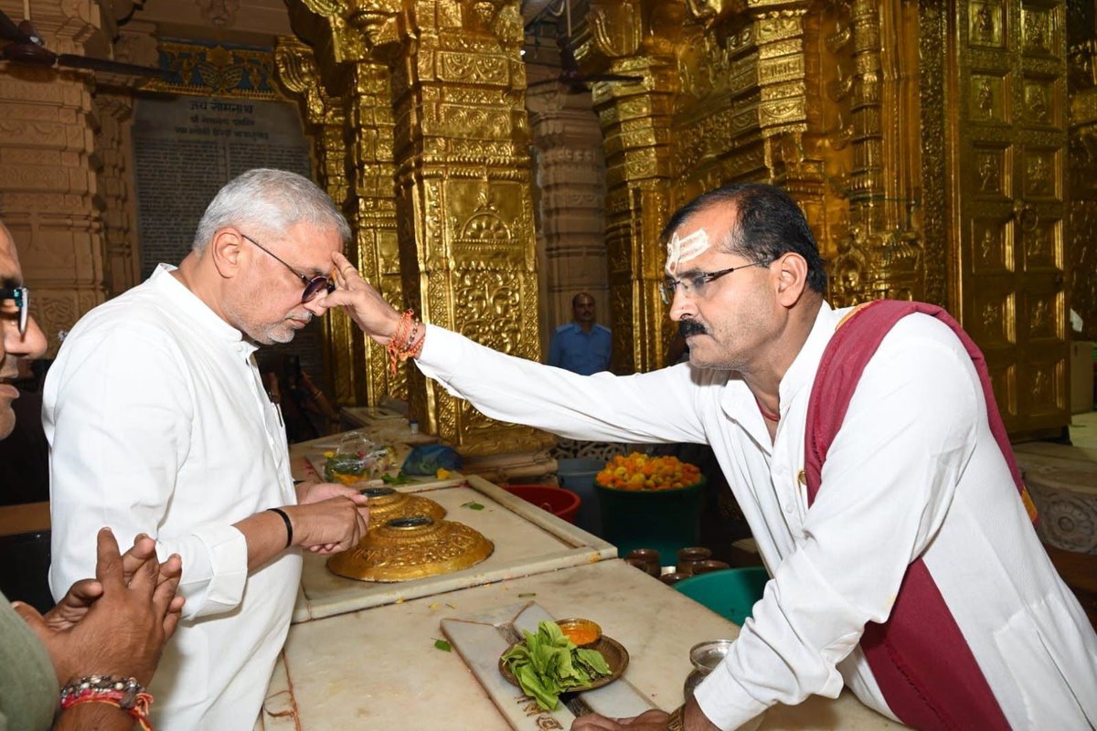 BJP4Gujarat's tweet photo. नागेन्द्रहाराय त्रिलोचनाय भस्माङ्गरागाय महेश्वराय।
नित्याय शुद्धाय दिगम्बराय तस्मै नकाराय नमः शिवाय।।

પ્રદેશ અધ્યક્ષ શ્રી @iJagdishBJP એ આજે પ્રથમ જ્યોતિર્લિંગ શ્રી સોમનાથ મહાદેવના દર્શન કરી આશીર્વાદ મેળવ્યા તથા સૌની સુખાકારી માટે પ્રાર્થના કરી. 

હર હર મહાદેવ 🙏 https://t.co/pBcErwpeHT