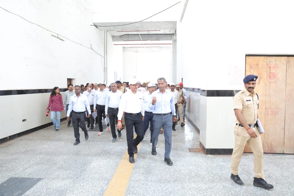 WesternRly's tweet photo. General Manager, Western Railway, Shri Ramashray Pandey visited Udhna Railway Station to undertake a detailed review of the arrangements made for managing the anticipated holiday rush. During the inspection, he assessed passenger handling mechanisms, crowd management measures, and overall station preparedness.

He emphasized the need for advance assessment of passenger inflow, particularly during weekends and peak travel periods, and directed officials to implement proactive, well-coordinated measures to ensure smooth, safe, and seamless passenger movement, while maintaining the highest standards of operational efficiency and passenger convenience.

#WesternRailway #UdhnaStation  #CrowdManagement #HolidayRush #TravelManagement #SafeTravel