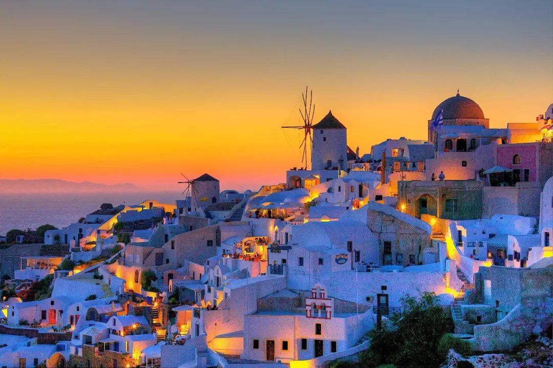 bhoulihan26's tweet image. Chasing sunsets in Santorini—white-washed villages, blue domes, and a sky painted in honey + rose. Every view feels like a postcard come alive  #SantoriniVibes #Wanderlust
