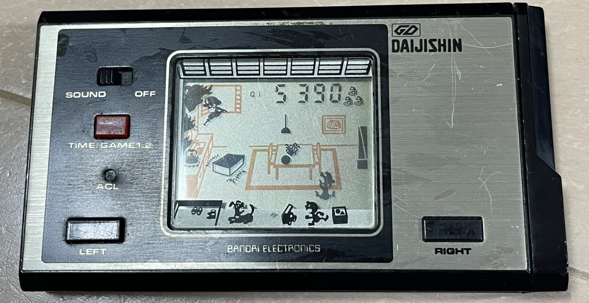 大昔(1981年)だけど「DAIJISHIN」(大地震)とゲームがあるんだ。倒れる