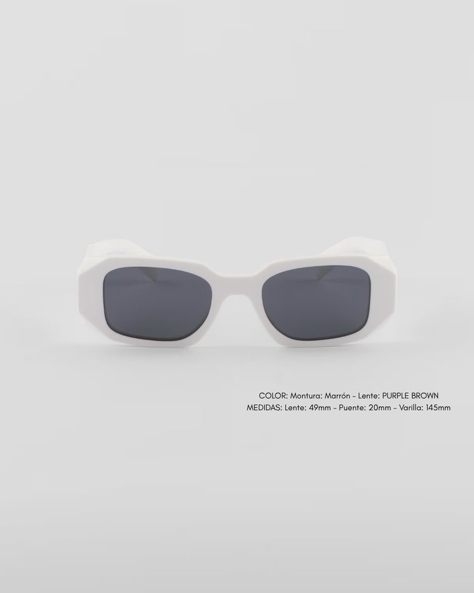 ConGafasDeSol's tweet image. El blanco nunca es simple.

Las gafas de Prada demuestran que la elegancia está en los detalles y en cómo decides llevarlos.

Menos color. Más presencia 🤍🕶️

#gafasdesol #prada #style #classic #cgds