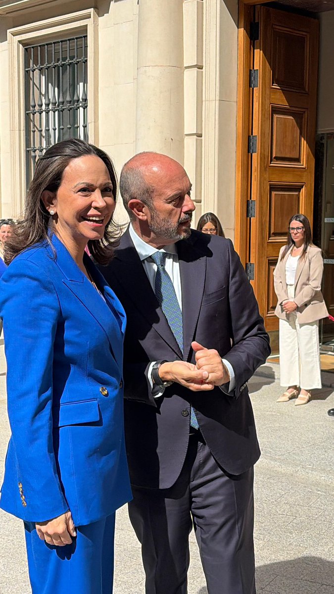 ConVzlaComando's tweet photo. 🇻🇪🇪🇸 | El presidente del @Senadoesp, Pedro Rollán, recibe a nuestra líder venezolana, María Corina Machado (@MariaCorinaYA), en la Plaza de la Marina Española. https://t.co/bzlZFtHMgl