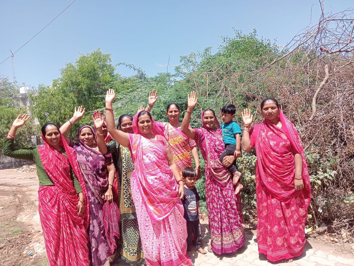 સ્થાનિક સ્વરાજ્ય ચૂંટણી અંતર્ગત આંગણવાડી કેન્દ્રોની બહેનો દ્વારા ઘરેઘરે પહોંચી લોકોને મતદાન અંગે જાગૃત કરવામાં આવી રહ્યા છે.

લોકશાહીના પર્વમાં દરેક મતદાતા ઉત્સાહપૂર્વક ભાગ લે અને પોતાનો મતાધિકાર નિભાવે તે માટે સતત પ્રેરણા આપવામાં આવી રહી છે.
