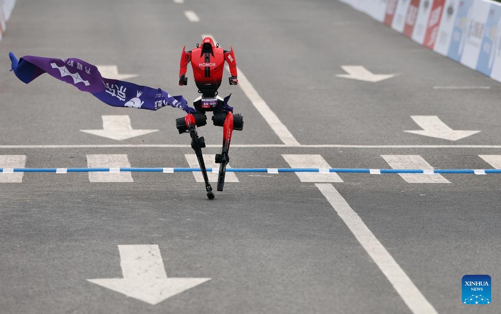 JarrettSchin's tweet image. History in the making! The 'Flash' humanoid robot just finished a half-marathon in 50:26, beating the human world record of 57:20. A massive leap for autonomous tech and robotics innovation! 🤖🏃‍♂️

Full story: eng.yidaiyilu.gov.cn/p/07QB5LTE.html #Robotics #TechNews