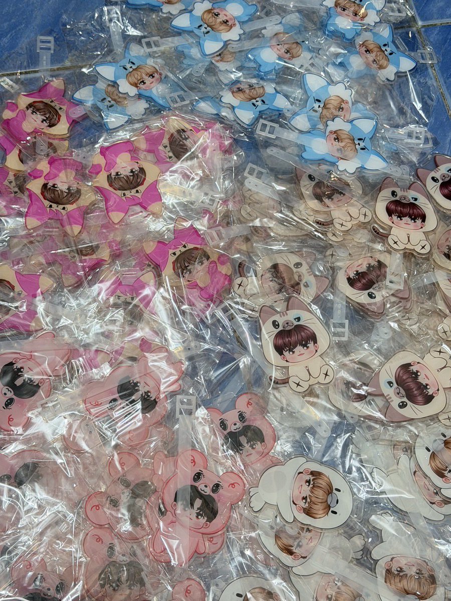 ร้านเราโกหกเก่งจริงค่ะ เพราะตอนแรกบอกของแถมมี 2 อย่าง อย่างที่ 3 โผล่มาเฉยเลยค่ะ .... 🫣