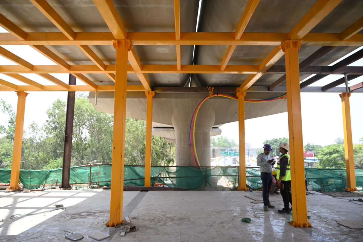 OfficialUPMetro's tweet image. Major boost to multimodal connectivity as the ISBT Metro Station takes shape! The station will provide seamless connectivity to #Agra ISBT, the city’s largest bus terminal, promoting greater ease of travel.

#AgraMetro #UrbanMobility #EaseOfTravel #MetroRail #PublicTransport
