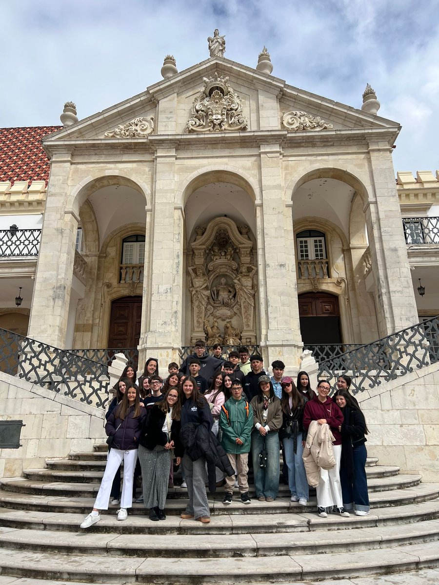 milagrosablanca's tweet photo. Nuestros alumnos de 3º y 4º de ESO han disfrutado de su fantástico viaje de estudios descubriendo el encanto de Portugal, Galicia y Salamanca. Días intensos llenos de momentos de aprendizaje, convivencia y diversión.

#EducacionVicenciana #LAMILAGROSA https://t.co/NIxZzwehiz