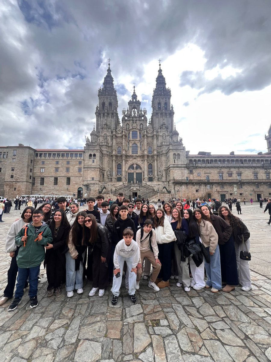 milagrosablanca's tweet photo. Nuestros alumnos de 3º y 4º de ESO han disfrutado de su fantástico viaje de estudios descubriendo el encanto de Portugal, Galicia y Salamanca. Días intensos llenos de momentos de aprendizaje, convivencia y diversión.

#EducacionVicenciana #LAMILAGROSA https://t.co/NIxZzwehiz