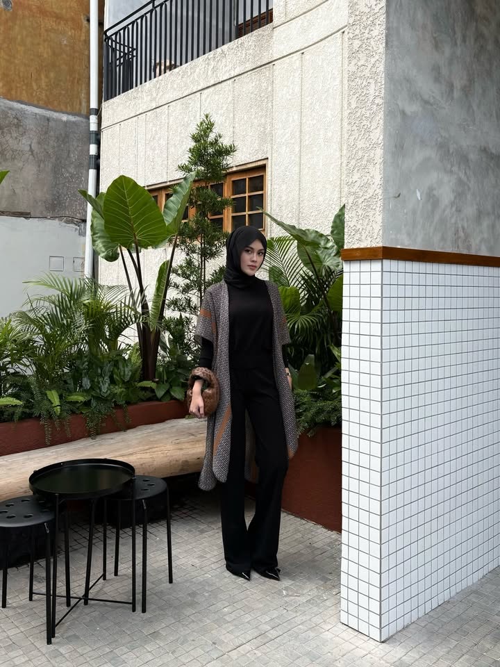 Nora75ini's tweet photo. Stepping out in quiet luxury 🤍
Not loud, just unforgettable.
#LuxuryStyle #HijabiFashion #ChicStyle #MinimalElegance #FashionInspo https://t.co/6j3QktohoU