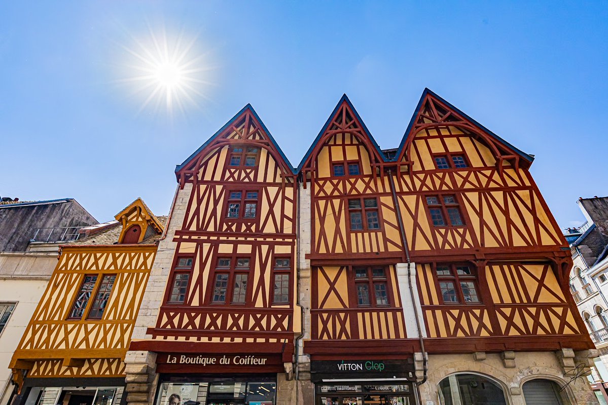 KyonyxPhoto's tweet image. Bon début de semaine printanier avec la belle Maison aux 3 visages tout juste rénovée 😎📷.

#dijon #printemps #spring