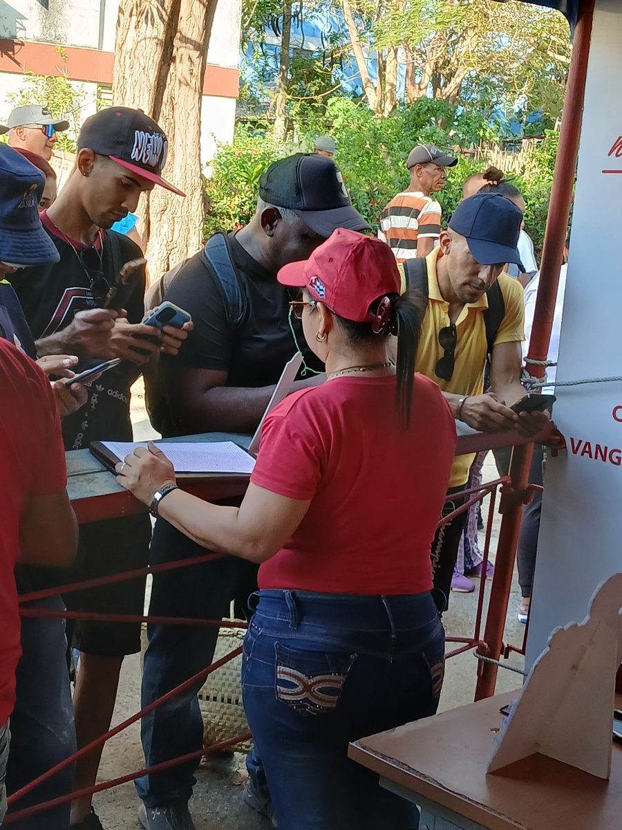 RBodano14539's tweet photo. La Unidad Empresarial de Base Combinado Cárnico de Bayamo presente en la feria agroindustrial #SomosVallerojo https://t.co/DSyroIUBlH