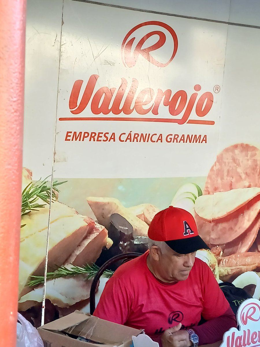 RBodano14539's tweet photo. La Unidad Empresarial de Base Combinado Cárnico de Bayamo presente en la feria agroindustrial #SomosVallerojo https://t.co/DSyroIUBlH