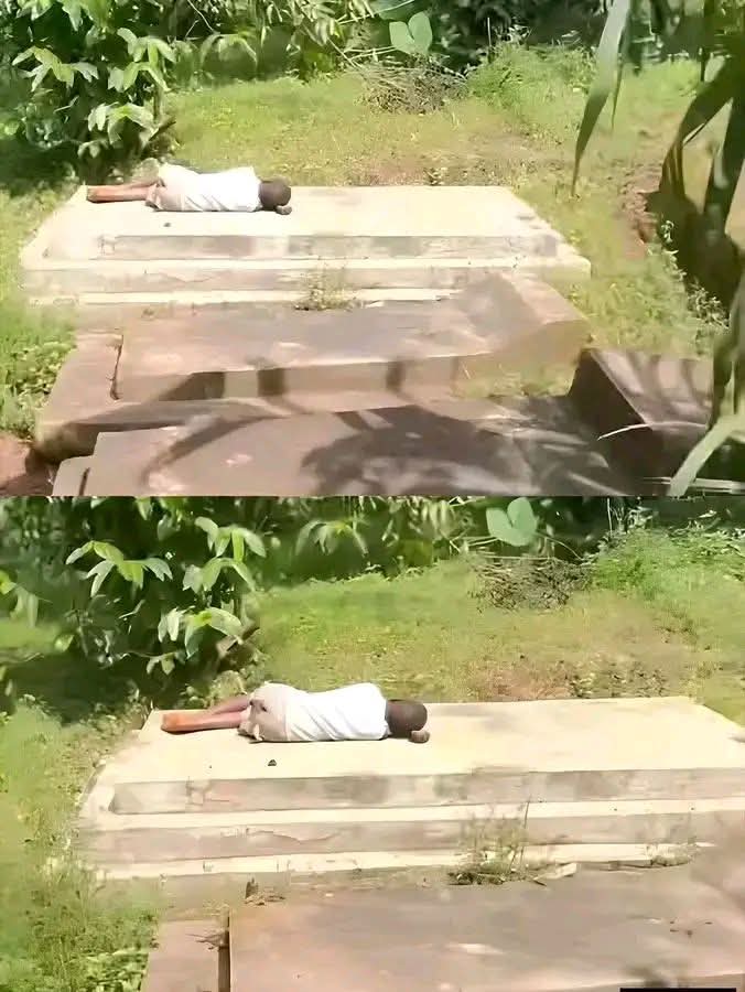 ‼️🔴‼️🇨🇩Nous sommes à #Kisangani, dans la province de la #Tshopo. Un garçon chassé de chez lui dort sur la tombe de sa mère et #bouleverse toute la communauté.
⬇️
Le #petit_Davi, encore scolarisé, a été retrouvé endormi sur la tombe de sa mère après avoir été chassé de la maison