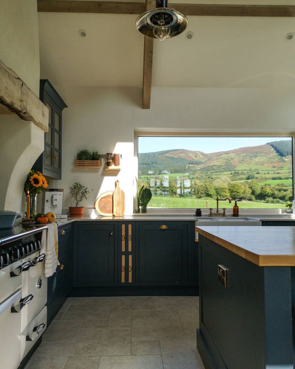lilyavibe's tweet photo. A farmhouse in Ireland https://t.co/WubxntEzCC