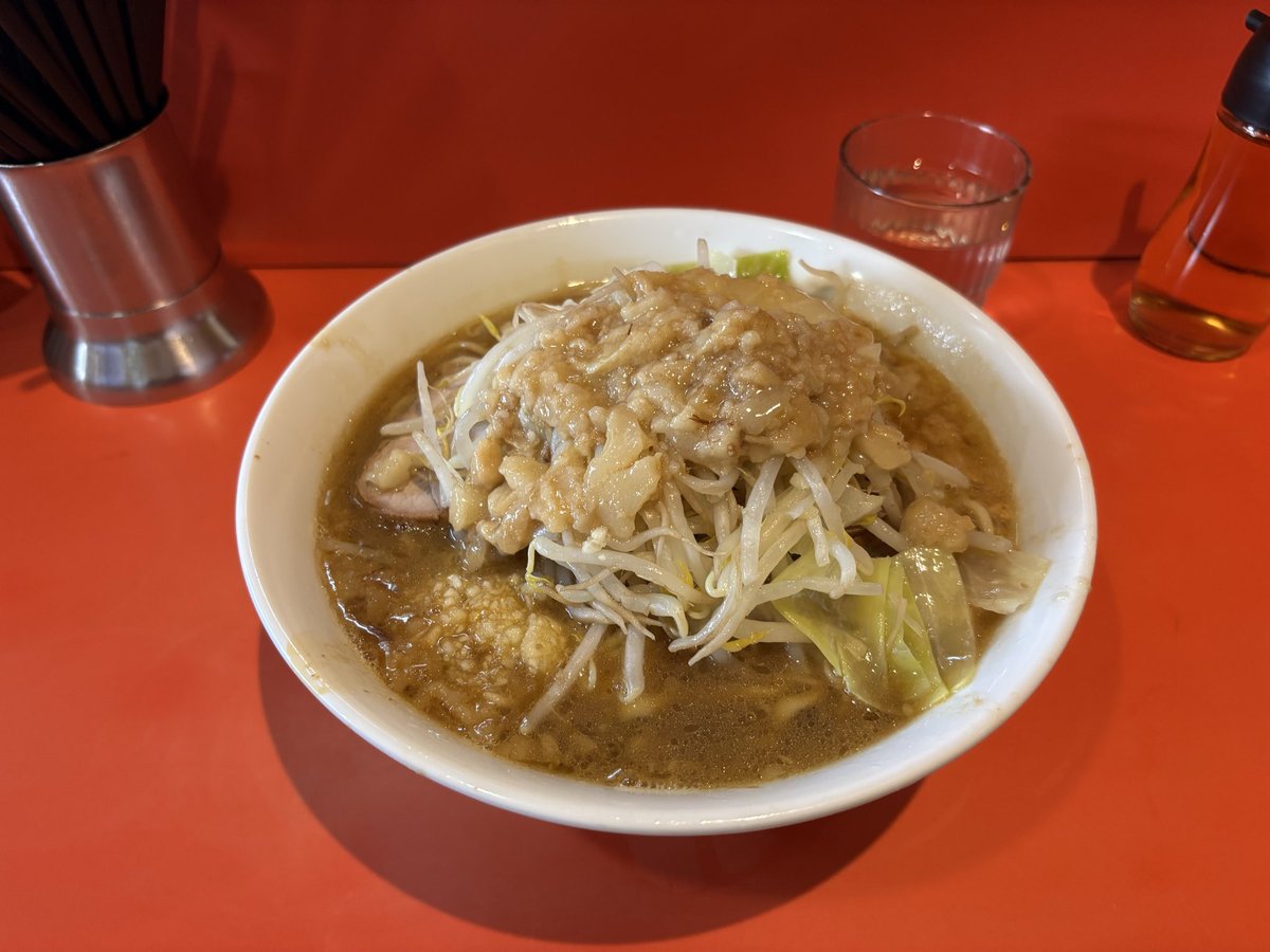 dk20010402's tweet photo. ラーメン二郎仙川店
ラーメン少なめ
ニンニク少なめ・脂
開店直後に12人の列に接続。
生姜の効いたスープが沁みる旨さでした。
ご馳走様です！
#ラーメン二郎仙川店
#ラーメン
#ラーメン二郎 https://t.co/DqRN8wSCZg
