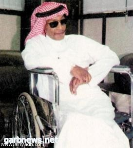 من سيمسح نظارتي؟ 
إلى روح الراحل " عبد الله باهيثم" 
.
مضى حين قلت له
أعطني صيغةً غير هذهْ
مطراً من نداءِ القبائلِ
موجاً تصدَّى لزحف الرمال وأبْدَله رغوةً
في عيون النوارس
ثم دعاني لكي أستحم بملح القصيدة
مضى.. موجعاً كالليالي السعيدة
بينما كنت أسمعُ
عن (مدنٍ مزَّق الطلق أحشاءها)