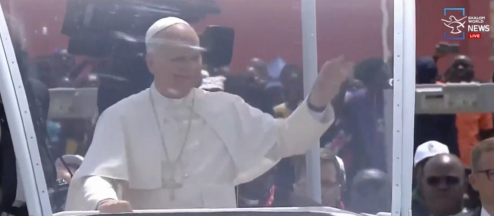 shalomworldnews's tweet image. #PopeLeoXIV arrives at the Mass venue in Saurimo 🇦🇴 Vast crowds fill the esplanade as the faithful gather for the Eucharistic celebration.#Angola #Saurimo #ApostolicJourney #HolyMass #LIVEUpdates #Watch #LIVE: youtube.com/watch?v=q5jnfG…