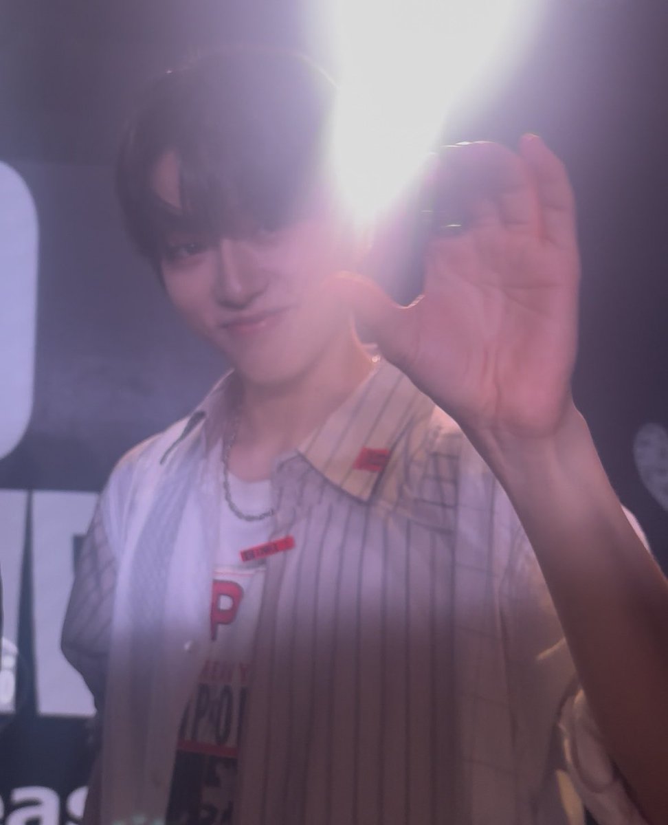 _hiro_10_'s tweet photo. お見送り会とか初めてすぎてまじで撮るの下手くそすぎたけど最後にハートしたらハートし返してくれてまじで神 https://t.co/eTQX68W6n1