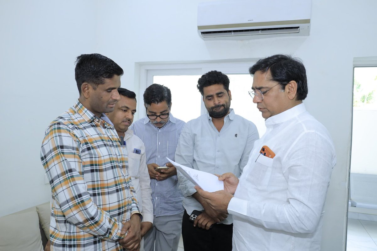 SureshRawatIN's tweet image. कार्यालय पर विभिन्न गणमान्य लोगों से मिलकर उनकी समस्याओं का निस्तारण किया। 

जनसुनवाई 📍निवास स्थान, जयपुर

#SSR #जनसुनवाई