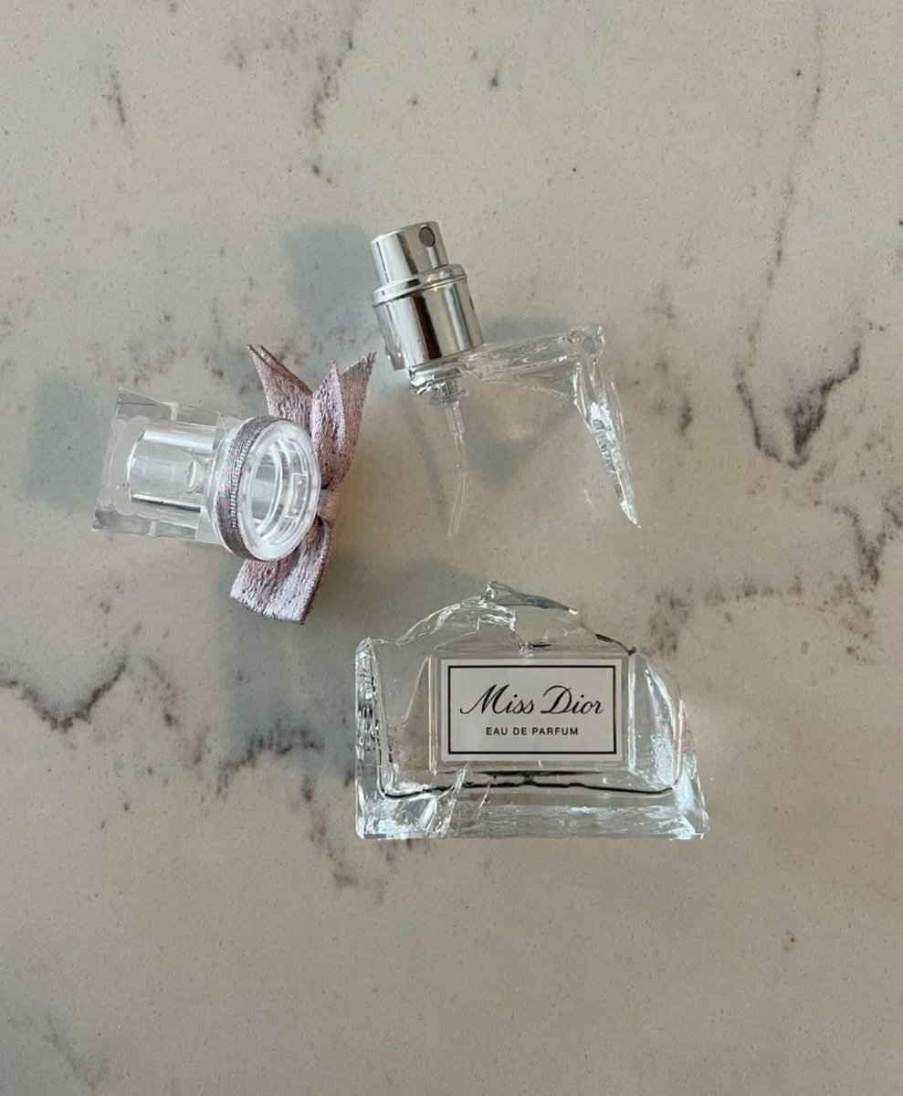 ᅠ
ᅠ
ᅠ
       เพล้ง!!? เสียงของขวดแก้วที่หล่นกระทบกับพื้นแตกของเหลวที่บรรจุอยู่ข้างในไหลซึมลงพื้นหายไปในพริบตา สิ่งนั้นไม่ใช่อะไรอื่นขวดน้ำหอมแบรนด์เนมของแมดดี้ที่ตั้งอยู่บนโต๊ะเครื่องแป้งนั่นเอง

     “ เอาล่ะ อวสารหูของฉัน ”
ᅠ
ᅠ
ᅠ

 #เนื้อคู่ประตูบานไหน