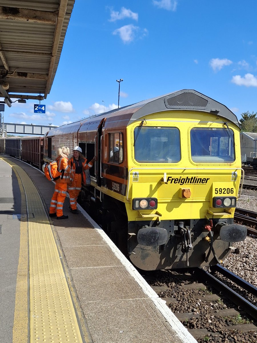 DariusAstell's tweet photo. A change of drivers (both female) at Eastleigh for the aggregates-carrying Freightliner, hauled by 59206. https://t.co/75CNxlA3Wx