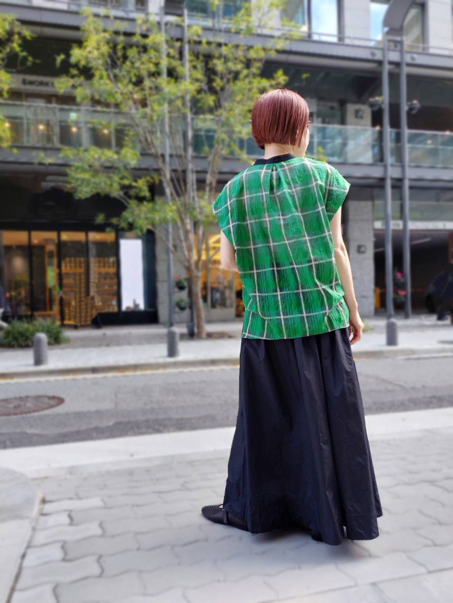 toraya111dep's tweet image. 程よい透け感がお上品な大人チェックのブラウスが登場☆バンドカラーでスッキリとした印象のデザインはブラックの配色が更に引き締め効果✨オンにもオフにも活躍の一枚ですね😊

＃toraya111dep　#トロワ　#blouse　#シャツ　＃夏コーデ　

instagram.com/p/DXWTqzomkGz/…