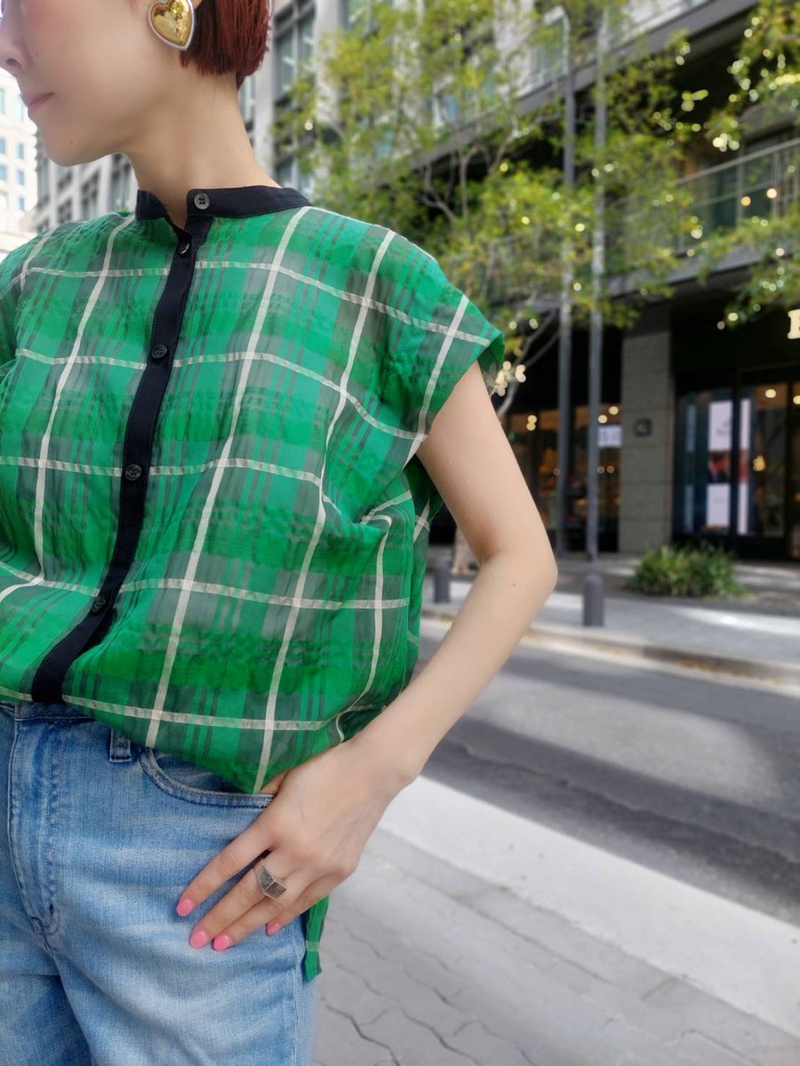 toraya111dep's tweet image. 程よい透け感がお上品な大人チェックのブラウスが登場☆バンドカラーでスッキリとした印象のデザインはブラックの配色が更に引き締め効果✨オンにもオフにも活躍の一枚ですね😊

＃toraya111dep　#トロワ　#blouse　#シャツ　＃夏コーデ　

instagram.com/p/DXWTqzomkGz/…