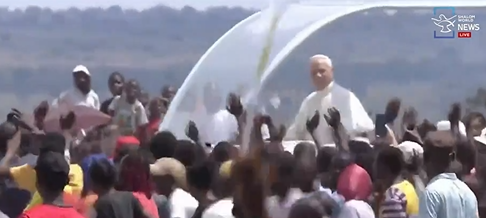 shalomworldnews's tweet image. Cheers and prayer rise in Saurimo 🇦🇴 as #PopeLeoXIV continues through the crowds in the popemobile, waving to the faithful gathered for this powerful moment of encounter.

#Angola #Saurimo #ApostolicJourney #PapalVisit #LIVEUpdates Watch #LIVE: youtube.com/watch?v=q5jnfG…