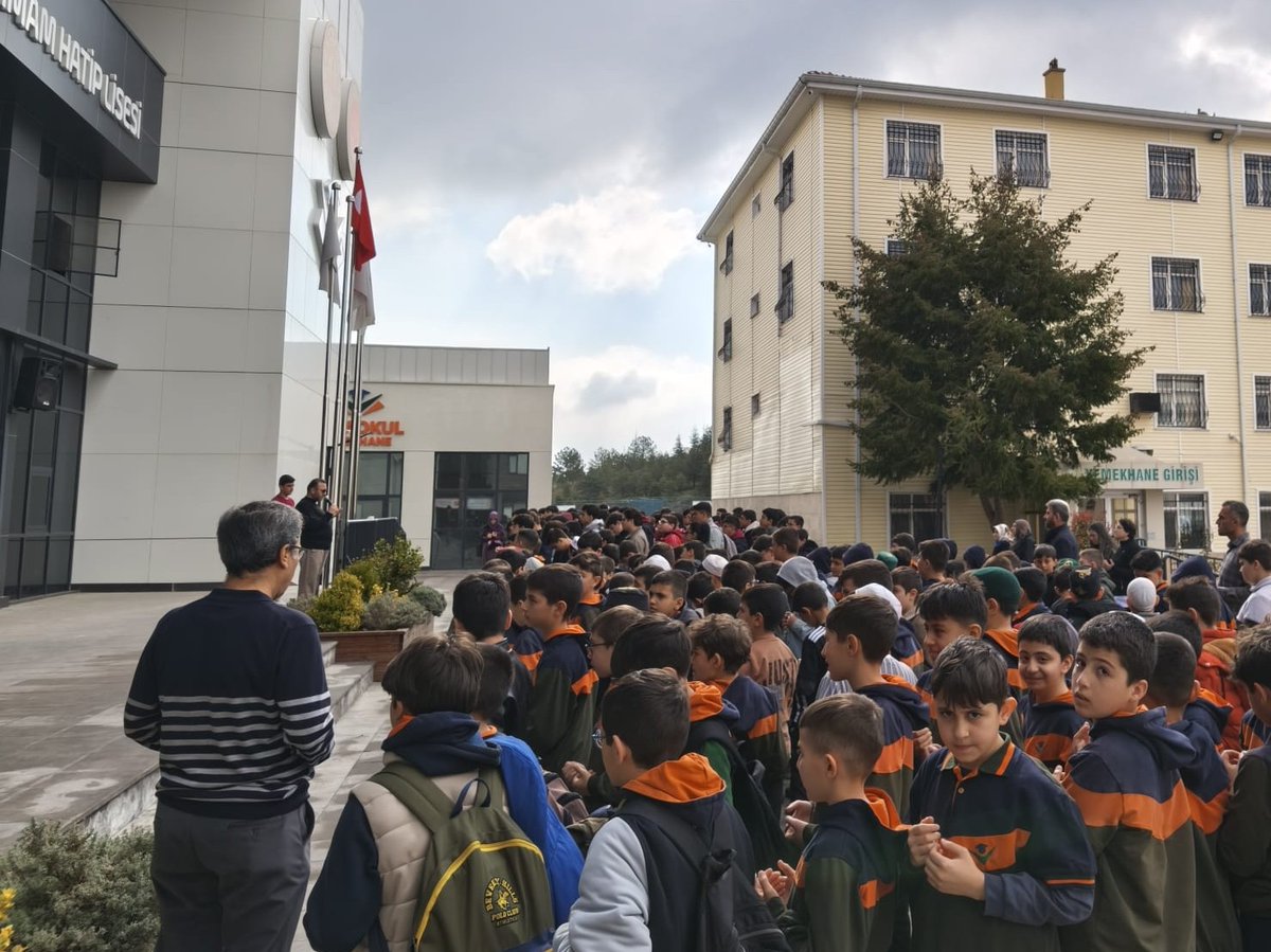 meramMEM's tweet photo. 🇹🇷 Maarifin kalbinde, Bayrağımızın gölgesinde tek yürek olduk. 

#OkullarımızGeleceğimiz https://t.co/iSHo85bnLC
