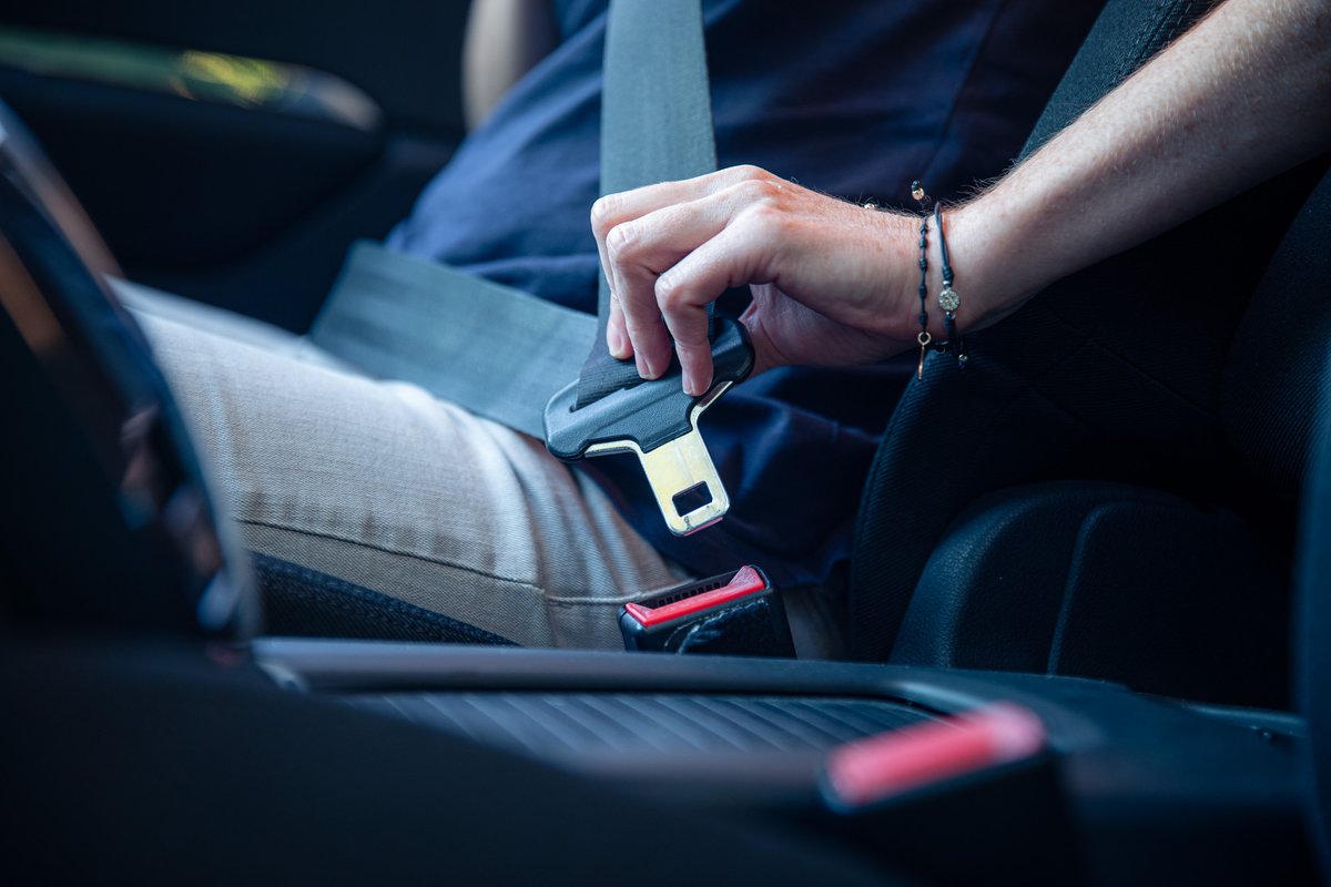 transit's tweet image. ℹ🚓 Aquesta setmana coordinem una campanya policial preventiva de controls de l’ús dels sistemes de seguretat passiva.

👆  A la carretera, vagis davant o darrere, en trajectes llargs o curts, #CordatalaVida.

#SCT