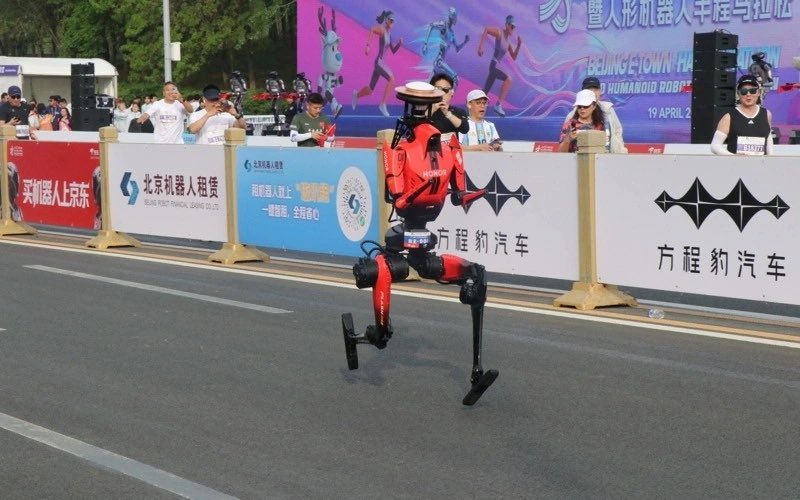 The_DailyGizmo's tweet image. 🤖A humanoid robot built by Shenzhen Honor Smart Technology Development Co, outpaced humans at a half marathon in Beijing, finishing seven minutes faster than the world record. The feat highlights rapid advances in robotics

Sponsored by @PowerOnDeals
#humanoid #robot #news