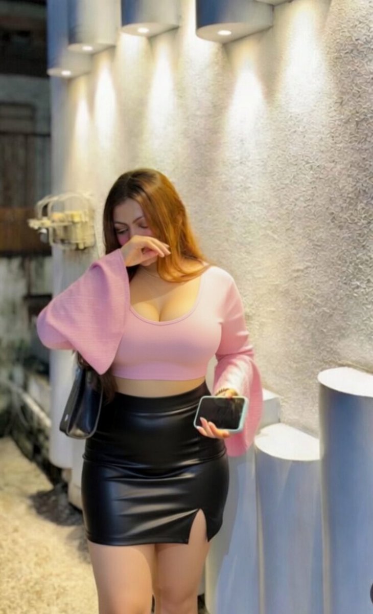 IndianBlush's tweet image. Good afternoon ☀️
Be honest… what was the first thing you noticed? 👀👇

#TrendingNow 
#Mood