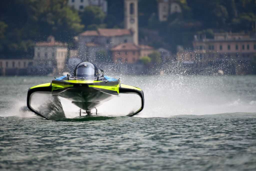 comolake_today's tweet photo. E1 turns Lake Como into a stage where sustainable technology, celebrity glamour and high-speed competition meet in unforgettable style: https://t.co/q3TViiYFPY 
Image courtesy of E1.
#comolaketoday https://t.co/1uhZbmu48F