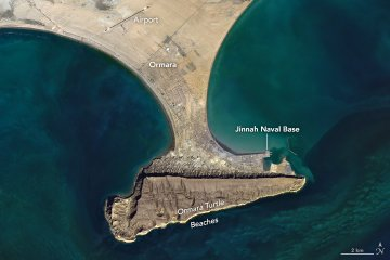 sadafzbaloch's tweet photo. 🚨 BIG MOVE: Jinnah Naval Base Ormara is officially becoming the 🇵🇰 Navy’s 2nd home!

Located 350km west of Karachi, Phase 2 is now in FULL SWING with a massive Rs 90 Billion investment. 

Naval assets are shifting to the strategic "Table Mountain" location! 

Plus: SRC (Submarine Repair Complex) is under consideration. This is a massive strategic shift for the region!