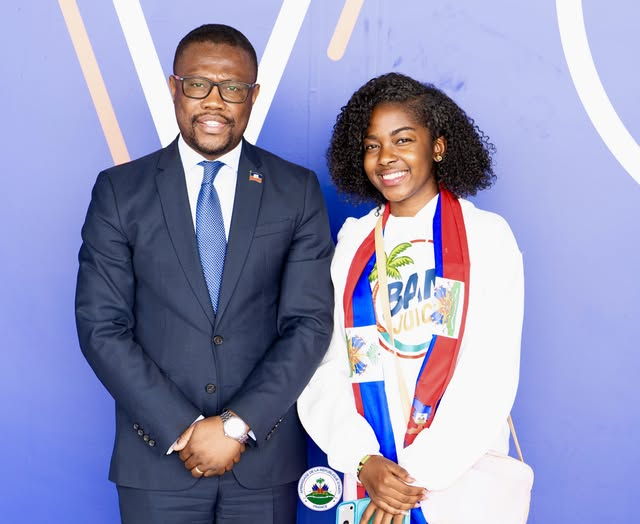 lequotidien509's tweet image. Le vendredi 17 avril, à #Paris, l’Ambassadeur d’#Haïti en France Louino Volcy a accueilli l’influenceuse Ariana Milagro Lafond à #CDG avant son retour via #Orly. Il lui a adressé ses félicitations pour son parcours au concours House of Challenge et l’a encouragée à promouvoir une