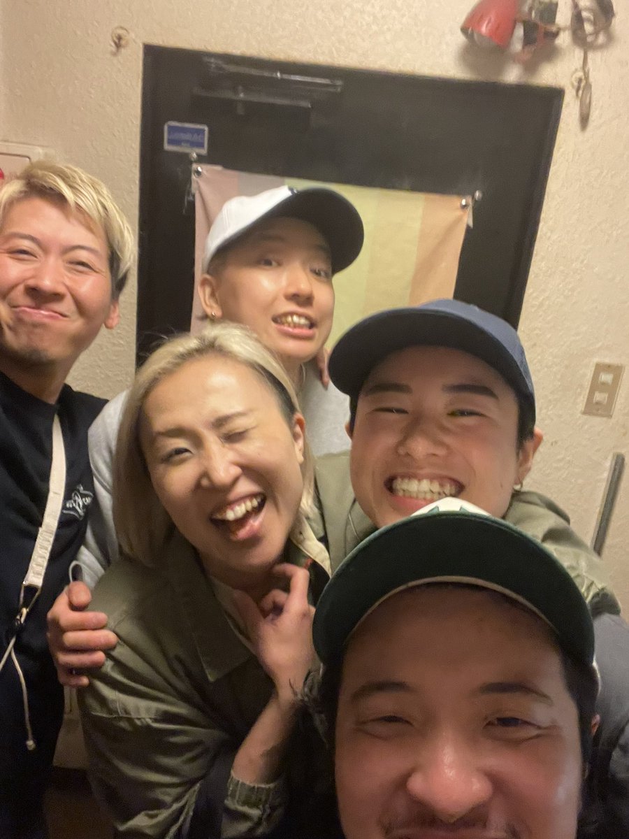 2sCABIN2's tweet image. 20日 (月)  2's CABIN 新宿2丁目店

🍻21:00〜4:00🎤
しん、シュート(後半) でお待ちしてます‼️

シュート前半は本店にいます！

当店に初めて来られる方は
FTM当事者の方、自分の性別に悩んでいる方
2丁目初心者の方、LGBTの方
など理由は様々💁‍♂️

#FTM
#FTMBAR