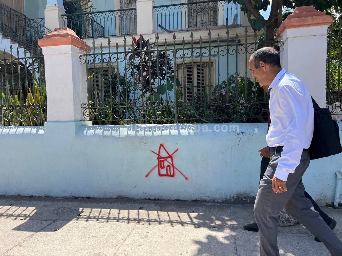 diariodecuba's tweet image. FOTOS DE #CUBA: Si te dicen que alguien "no tiene #casa", ¿quién te viene a la mente?

#BuenosDías, a pesar de la dictadura.

Te esperamos en #DiarioDeCuba: diariodecuba.com

📸: DDC, #LaHabana, abril de 2026